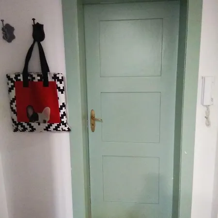 Door By The Lägenhet *